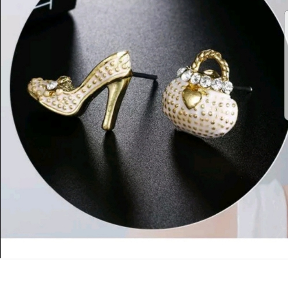 Cuter stud earrings